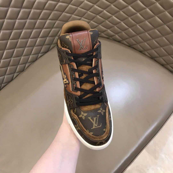 LOUIS VUITTON TRAINER SNEAKER - LV209