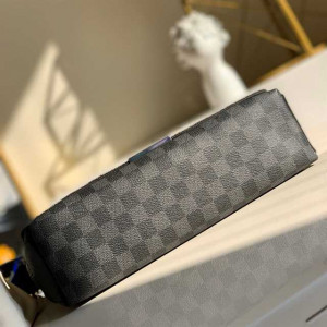 LOUIS VUITTON DISTRICT MM DAMIER GRAPHITE CANVAS N40350