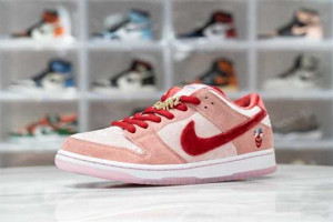 NIKE SB DUNK LOW STRANGELOVE SKATEBOARDS - NK37