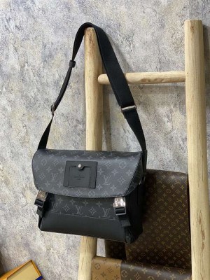 LOUIS VUITTON MESSENGER PM VOYAGER - WLM158