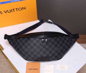 LOUIS VUITTON DISCOVERY BUMBAG - WLM206