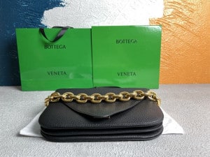 BOTTEGA VENETA WONMEN'S MOUNT IN BLACK - WBV14