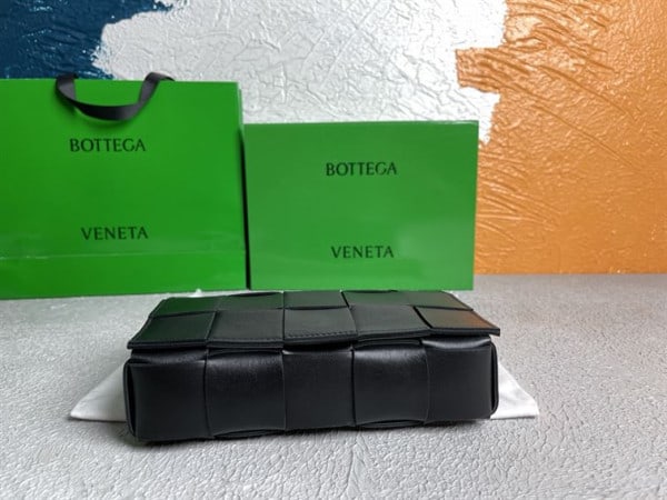 BOTTEGA VENETA WOMEN'S CASSETTE IN BLACK - WBV09