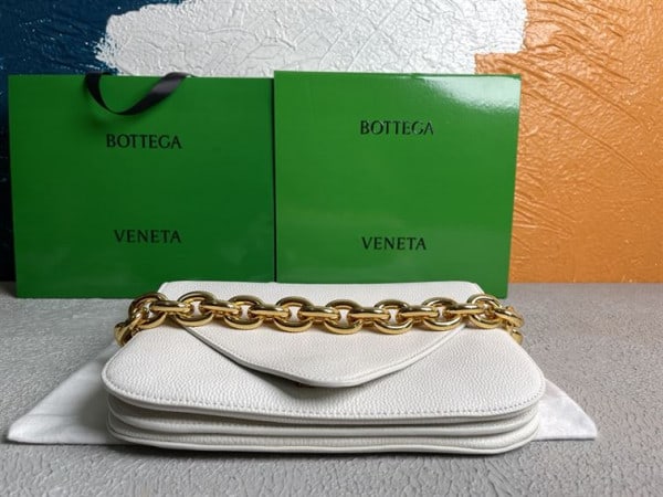 BOTTEGA VENETA WONMEN'S MOUNT IN WHITE - WBV16