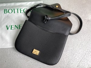 BOTTEGA VENETA WONMEN'S MOUNT IN BLACK - WBV14