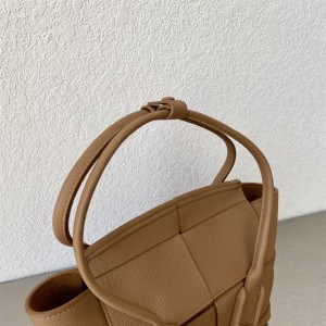 BOTTEGA VENETA WOMEN'S ARCO IN CARAMEL - WBV29