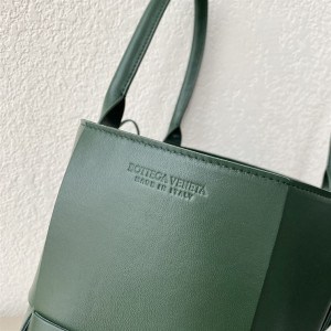 BOTTEGA VENETA WOMEN'S ARCO TOTE IN RAINTREE - WBV32