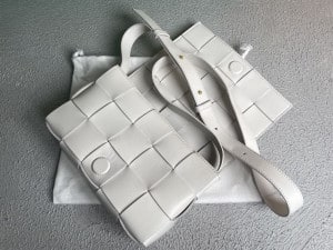 BOTTEGA VENETA WOMEN'S CASSETTE IN WHITE - WBV08