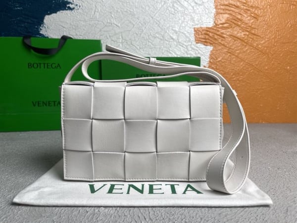 BOTTEGA VENETA WOMEN'S CASSETTE IN WHITE - WBV08