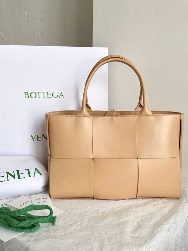 BOTTEGA VENETA WOMEN'S ARCO TOTE IN ALMOND - WBV31