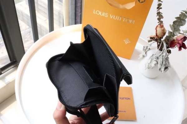 LOUIS VUITTON PHONE POUCH - WLM334