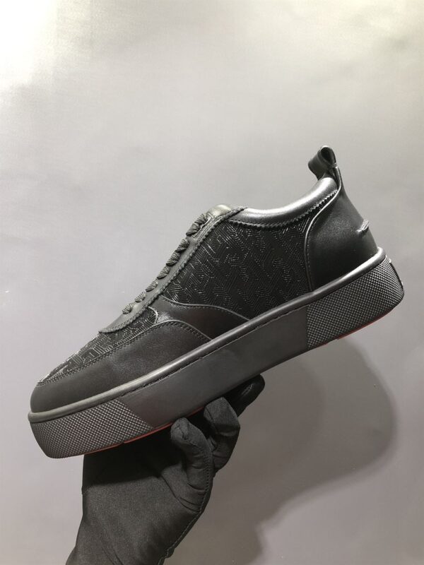 CHRISTIAN LOUBOUTIN LOW TOP SNEAKER - CL106