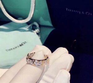 TIFFANY & CO. JEWELREY - WJL79