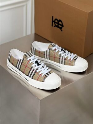 BURBERRY LOW-TOP SNEAKERS - BBR114