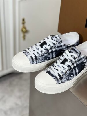 BURBERRY LOW-TOP SNEAKERS - BBR115