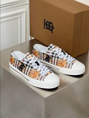 BURBERRY LOW-TOP SNEAKERS - BBR116