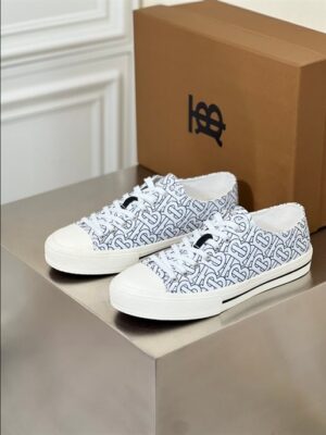 BURBERRY LOW-TOP SNEAKERS - BBR117