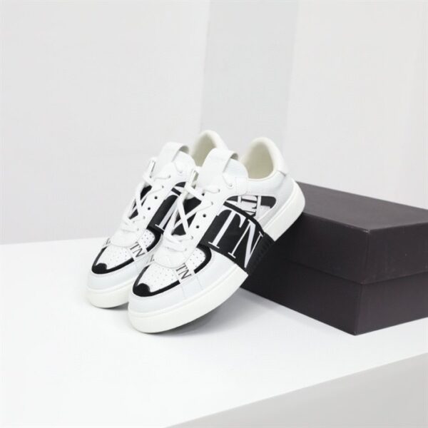 LOW-TOP CALFSKIN VL7N SNEAKER WITH BANDS - VLS026