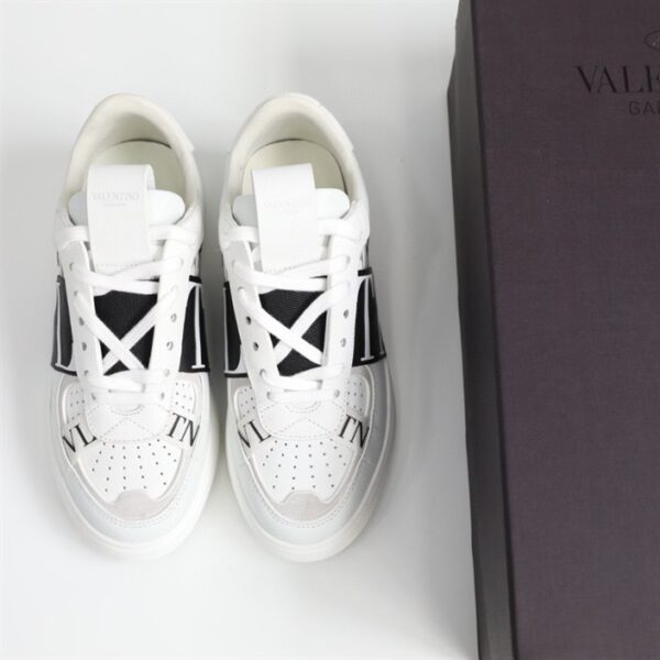 LOW-TOP CALFSKIN VL7N SNEAKER WITH BANDS - VLS030