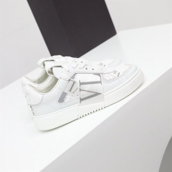 LOW-TOP CALFSKIN VL7N SNEAKER WITH BANDS - VLS031