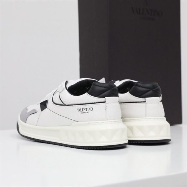 ONE STUD LOW-TOP NAPPA SNEAKER - VLS037