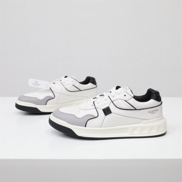 ONE STUD LOW-TOP NAPPA SNEAKER - VLS037