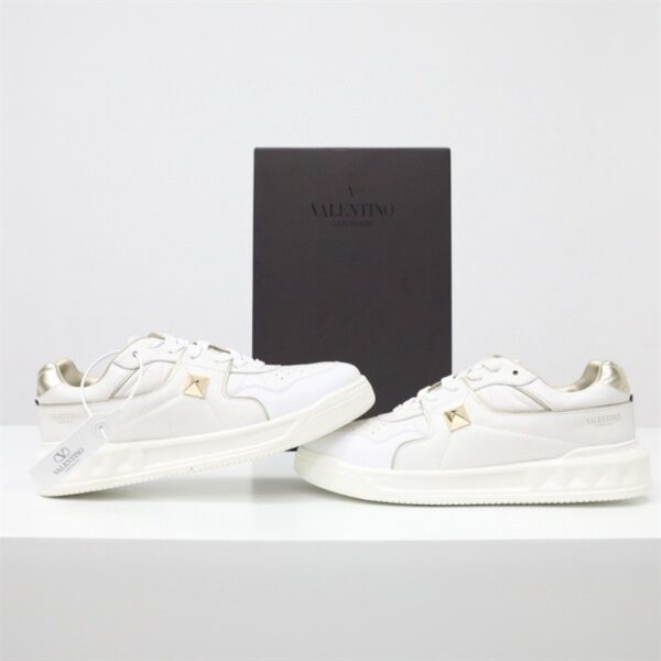 ONE STUD LOW-TOP NAPPA SNEAKER - VLS039