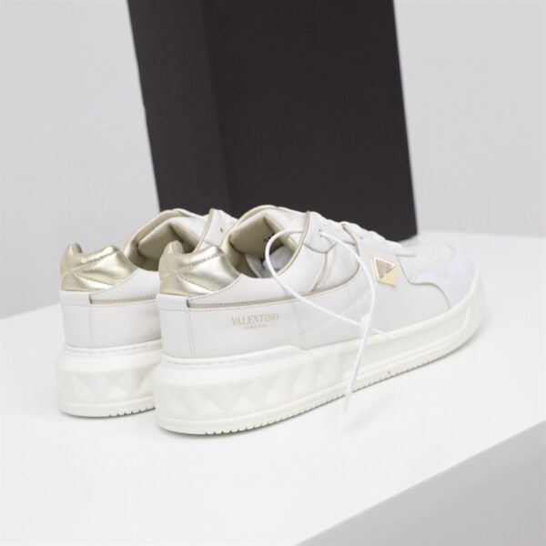 ONE STUD LOW-TOP NAPPA SNEAKER - VLS039