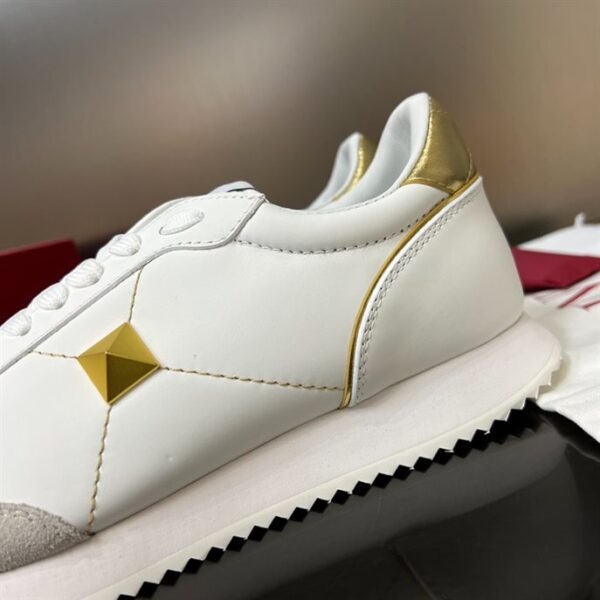 STUD AROUND LOW-TOP CALFSKIN AND NAPPA LEATHER SNEAKER - VLS005