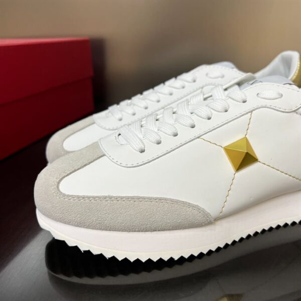 STUD AROUND LOW-TOP CALFSKIN AND NAPPA LEATHER SNEAKER - VLS005