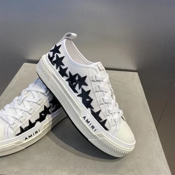 AMIRI STAR-PATCH LOW-TOP SNEAKERS - AM011