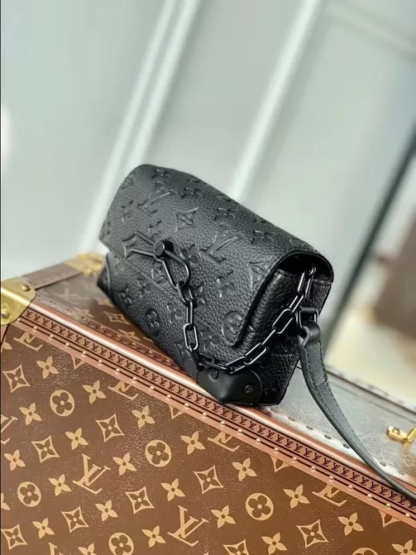 LOUIS VUITTON STEAMER WEARABLE WALLET - WLM583