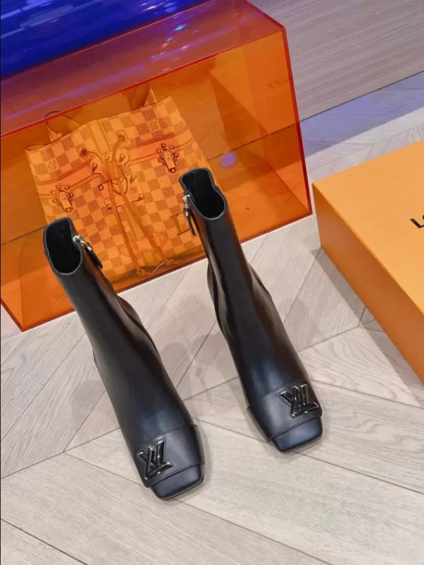 LOUIS VUITTON SHAKE ANKLE BOOT - WLS020