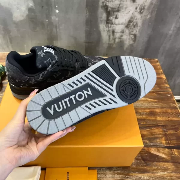 LV TRAINER SNEAKER – LSVT321