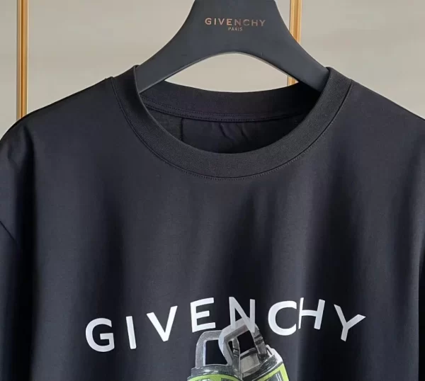 Givenchy T-shirt - GVS55