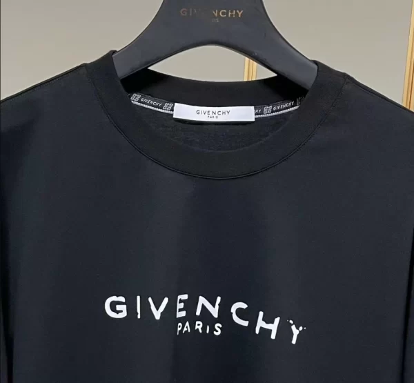 Givenchy T-shirt - GVS56