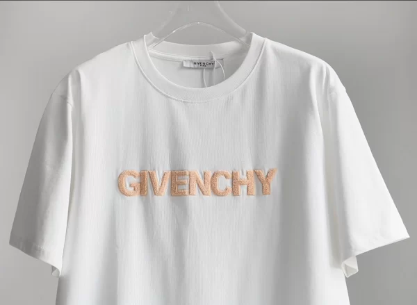 Givenchy T-shirt - GVS74