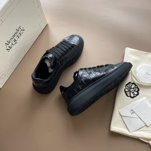 ALEXANDER MCQUEEN OVERSIZED SNEAKER - AM41