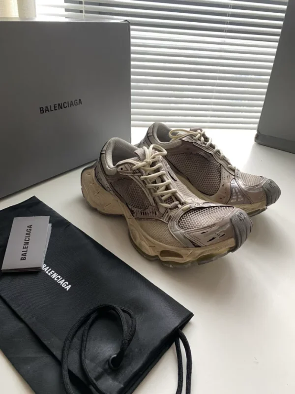 BALENCIAGA MEN'S STAPLER SNEAKER IN BEIGEGREY - BB221