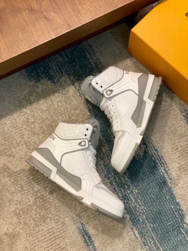 LOUIS VUITTON HIGH-TOP SNEAKERS – LSVT398