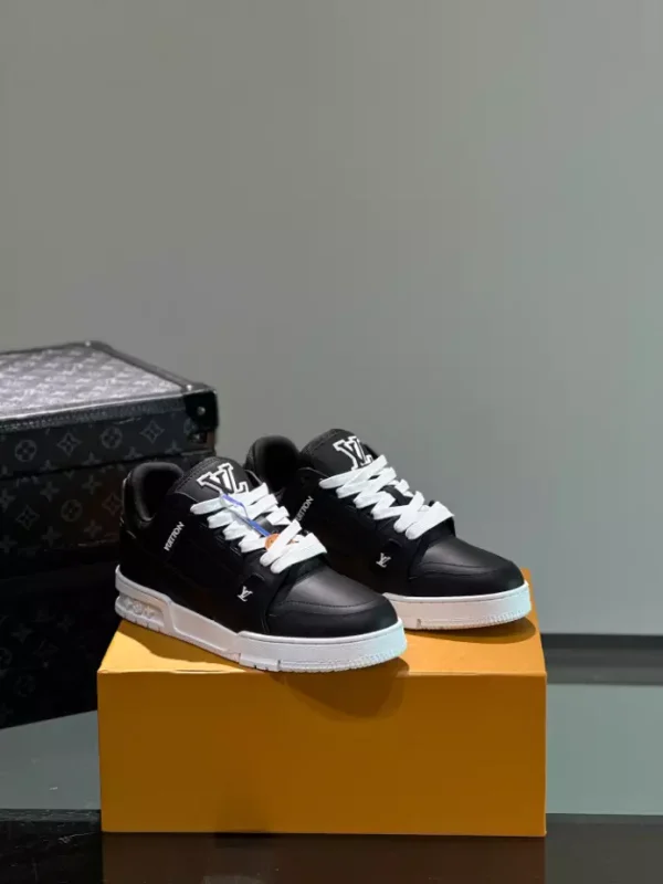 LOUIS VUITTON TRAINER SNEAKERS – LSVT391